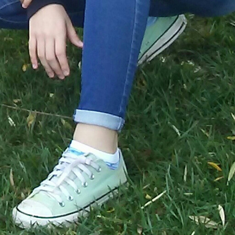 Women's mint green converse size 8.